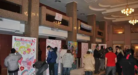 Ръчно изработени картички и любовни пожелания за Свети Валентин в Доходното здание