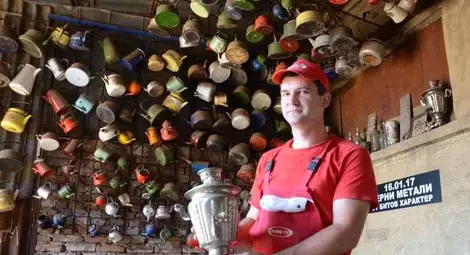 Страстен любител на чай кандидатства за Гинес с колекция от 1000 чайника