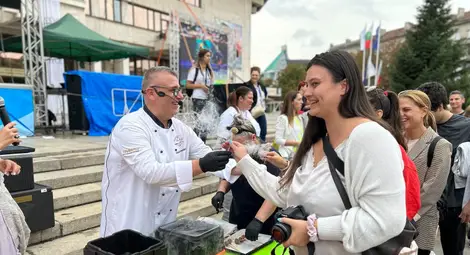 12-годишната Александра Барбова грабна наградата на кмета на Русе със своята торта Гараш с бял шоколад /галерия/