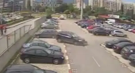 Volvo прелетя през ограда на софийски мол и се потроши (видео)