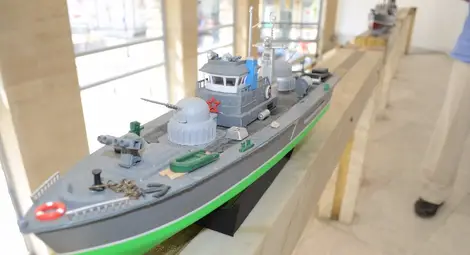 След 30-годишна пауза Мартин Конов отново прави макети на кораби. Този път от... боклуци