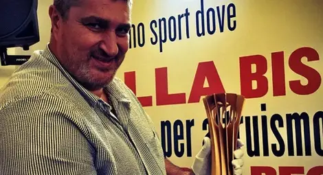 Царят на карнавала Любо Ганев представя на площада купата за световното по волейбол