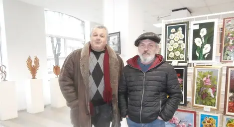 Отляво надясно: Председателят на Дружеството на художниците Николай Колев и художникът Цветан Симеонов.  Снимка: Авторът