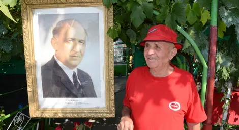 Дядо Руси посрещна 9 септември с Тодор Живков и 30 червени рози