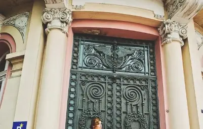 Мартина избра библиотеката за сватбената си фотосесия