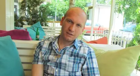 Мъж, оцелял от ада, съди държавата за лъжа и безхаберие