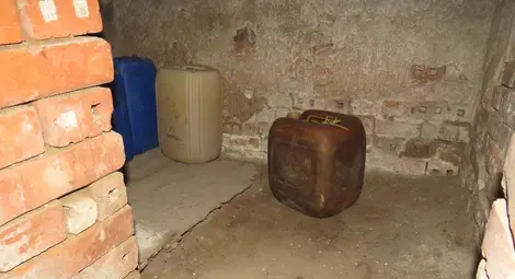 Петима крадци на дизел от тирове задържани във вилна зона край Русе /галерия/ Петима крадци на дизел от тирове задържани във вилна зона край Русе /галерия/