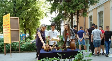 С демонстрации по стругарство и резба ученици от Дървото показват майсторство