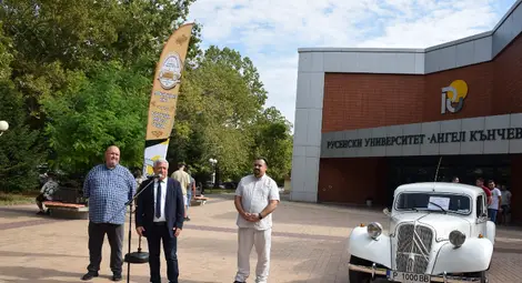 Изложба на ретро автомобили показва класически коли от различни епохи в Русенския универтитет
