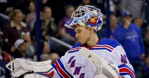 Русенският вратар на „Рейнджърс“ в меле на леда със свой съиграч