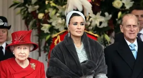 Без фередже и хиджаб: Първата дама на Катар строши традициите