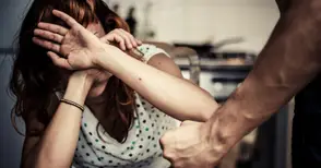 Насилник първо бил жена си, после налетял и на полицаи