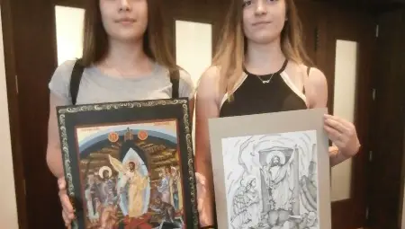 Дарбите на Борислава Борисова /вляво/ и Габриела Григорова им донесоха първи награди от националния конкурс &bdquo;Бог е любов&ldquo;. 			                         Снимка: Авторът