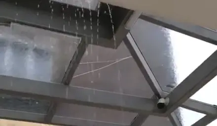 Новата луксозна козирка до Математическата шурна като душ