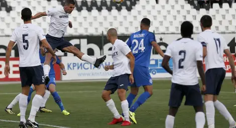 Дъно! Старозагорски бизнесмен плати обяда на оставените да се борят на мускули футболисти