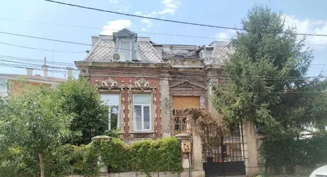 Достолепни врати от паметник на културата в Русе пуснати за продажба в интернет