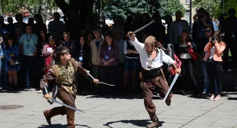 Кукери люшнаха чанове, багатури кръстосаха мечове и плющяха с бичове