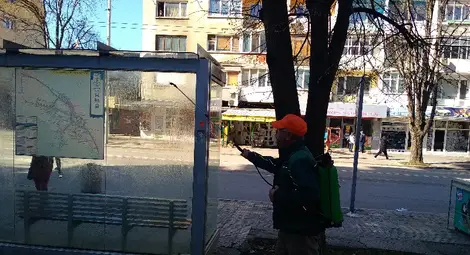 Дезинфекцират всички спирки, детски площадки и пейки