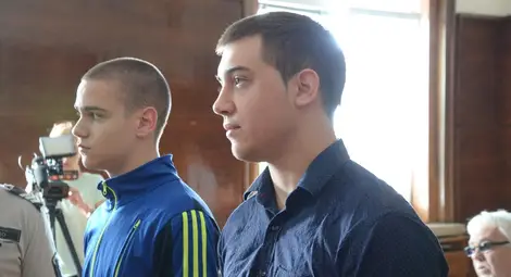 Николай Василев и Деян Цветанов в съдебната зала в Русе.     	              Снимка: Архив &bdquo;Утро&ldquo;