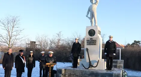 Висшето военноморско училище отбеляза 145 години от създаването си  с тържествена церемония пред Паметника на моряка в Русе