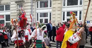 Кукери разлюляха звънци пред Доходното здание