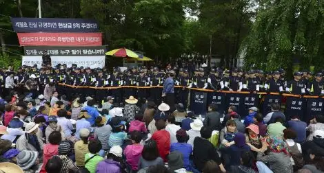 6000 полицаи завардиха църква, за да сгащят собственика на &bdquo;корейския Титаник&rdquo; (видео)