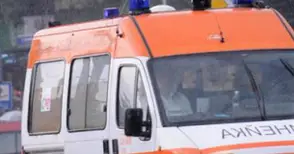 Двама мъже в болницата след удар между такси и мотор