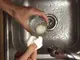 Удивително: Как да обелим сварено яйце за секунди? /видео/