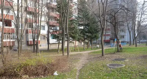 Теренът около блок &bdquo;Вела Пискова&ldquo; ще бъде облагороден.  Снимка: Бисер ТОДОРОВ