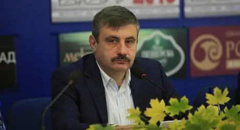 Авторът на идеята за учебници за бедни и богати сравни противниците си със севернокорейски вождове