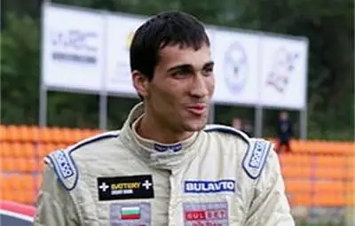 Със своя двуметров ръст загиналият Тодор Славов бе най-високият пилот у нас