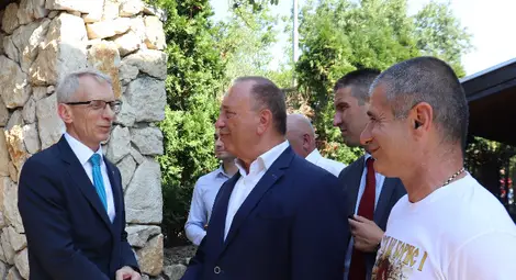 Георги Георгиев към създателя на &bdquo;Двора на кирилицата&ldquo; Карен Алексанян: Роденият не в България може да преподава урок по родолюбие и на нас самите /галерия/