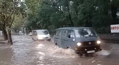 Новоасфалтираната русенска улица &bdquo;Чипровци&ldquo; показа една от старите си слабости - дъждът отново я превърна в езеро и това вероятно ще се отрази на приемането й след окончателното приключване на ремонта.