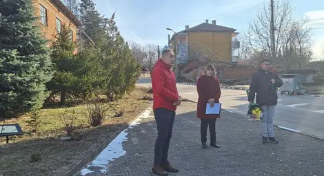 Възпоменателна церемония в Юпер почете паметта на майка и дъщеря, станали жертви на домашно насилие /галерия/