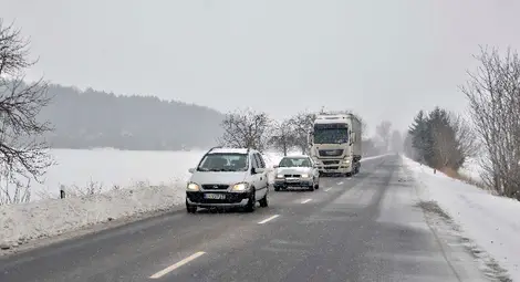 Затвориха пътя Русе-Разград заради закъсали автобуси и навявания