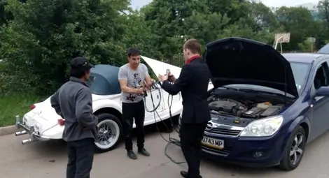 Шармантна абитуриентка с много скъп Мерцедес закъса насред пътя