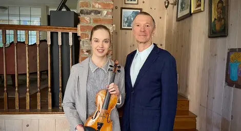 Цигуларката Зорница Иларионова получава безценен инструмент Enrico Ceruti от 1875 г.