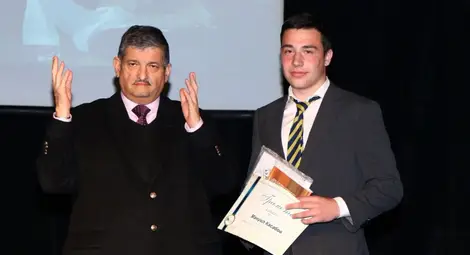 Максим Бенвенисти връчва първата награда на Мануил Касабов. 					           Снимка: &bdquo;Алеф&ldquo;