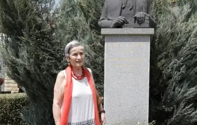 Проф. Пенка Ангелова говрои пред паметника на Елиас Канети.