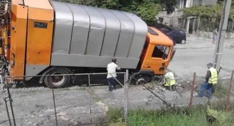Яма глътна боклукчийски камион в Дупица