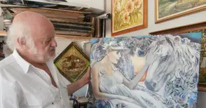 Хрисанд Хрисандов прави троен художествен експеримент с цветните откровения на две дами