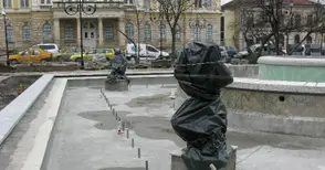 Опаковаха с черни найлони момичетата на Далчев пред фонтана на „Батенберг“