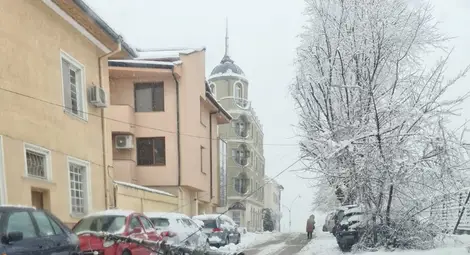 Стълб от електрическата мрежа падна вчера на ул. &bdquo;Любен Каравелов&ldquo;, но бе поправен в рамките на деня.  Снимка: Милен Маринов, ФБ