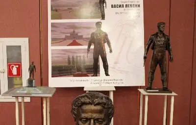 Авторски колектив - скулптор Даниел Кънчев, арх. Роберт Алтънов