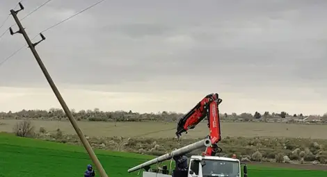 Бурният вятър пречупи стълб край Бъзън Бурният вятър пречупи стълб край Бъзън