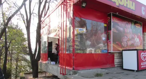 Ограбеният магазин в Николово. 	  Снимки: Русе Медиa