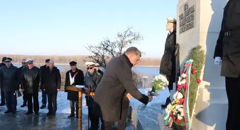 Висшето военноморско училище отбеляза 145 години от създаването си  с тържествена церемония пред Паметника на моряка в Русе