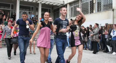 Зрелостници пишат на премиера, искат изпращане без бал