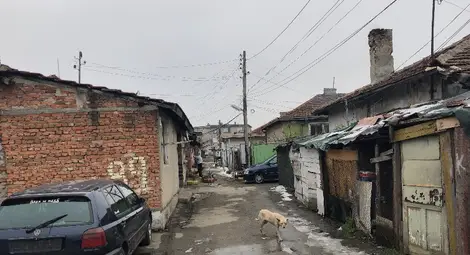 ВМРО подхваща незаконното строителство и неграмотността в ромските махали