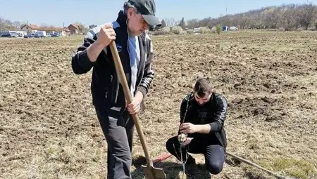 Владислав Маринов /правият/ и брат му засаждат едно от ореховите дръвчета. Снимка: „Утро“ Владислав Маринов /правият/ и брат му засаждат едно от ореховите дръвчета. Снимка: „Утро“